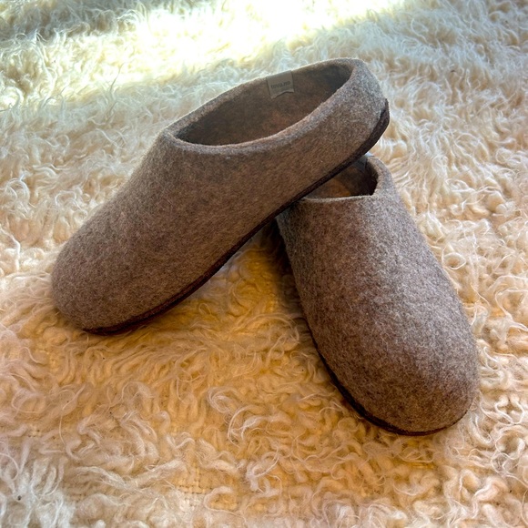 Tova Norwegian wool slippers size 7. - Picture 4 of 12
